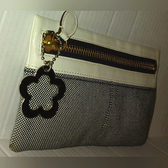 ~Vintage & Rare~COACH "Josie" Large Zip Top Clutch Wristlet & Flower Fob - Picture 9 of 16